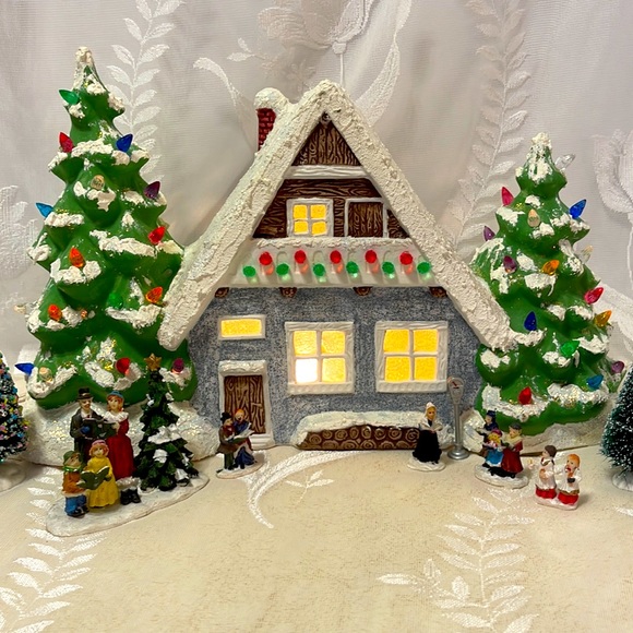 Vintage Ceramic Light up Christmas house with miniature Carolers Accessories. - Picture 1 of 11